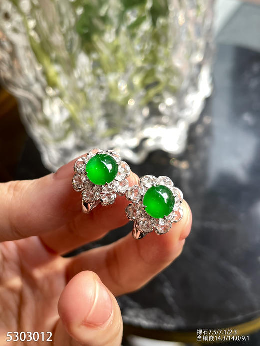 玻璃种艳绿蛋面耳钉【5303012】具体价格微信咨询 商品图3