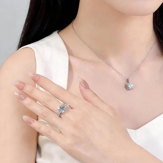 胖*来爆款 AOFI 一克拉莫桑钻 小方糖 戒指/项链（3-5天发货） 商品图1