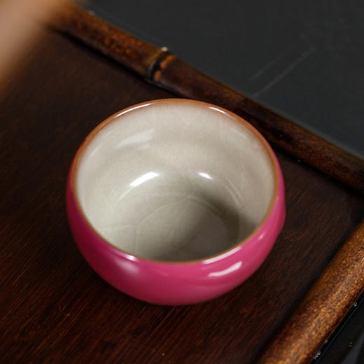 问鼎哥窑传世哥窑乙巳战鼓杯（胭脂红） 商品图3