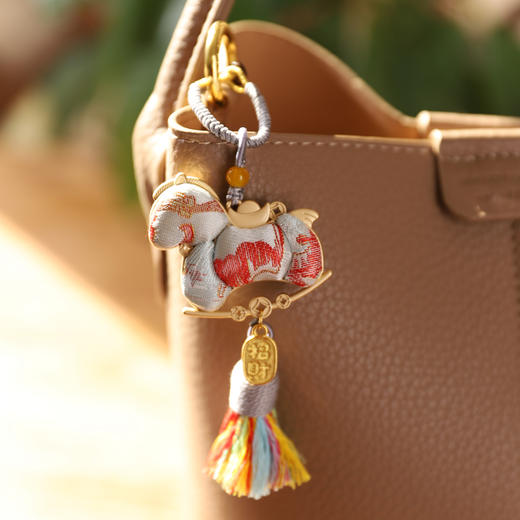 马年爆火！九华山祈福！九华山宋锦马上暴富挂件 甄选非遗宋锦 匠人手工裁片 四款纹样可选【3-5天工期】（xn） 商品图6