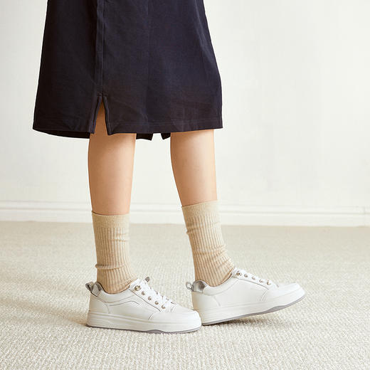 千百度厚底真皮休闲板鞋女2026春季新款小白鞋增高舒适运动休闲鞋A26101016 商品图1