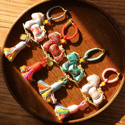 马年爆火！九华山祈福！九华山宋锦马上暴富挂件 甄选非遗宋锦 匠人手工裁片 四款纹样可选【3-5天工期】（xn） 商品图5