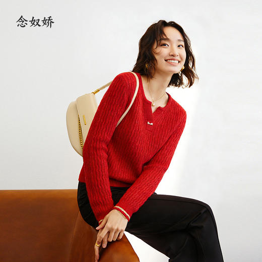 【商场同款】CNK4982 “魅力绞花毛衫”喜庆中国红 经典H版型 松弛有度 圆V领型视觉拉长颈部线条 精致造型金属扣 软糯亲肤毛衣 商品图4