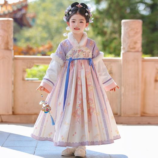 苏城纪【安澜】2025冬季新款中国风新中式拜年服：精致刺绣搭配紫色，清新淡雅的颜色冬日氛围感十足，仿佛冬日里的暖阳，温柔的包裹着孩子们的童真梦想 商品图0