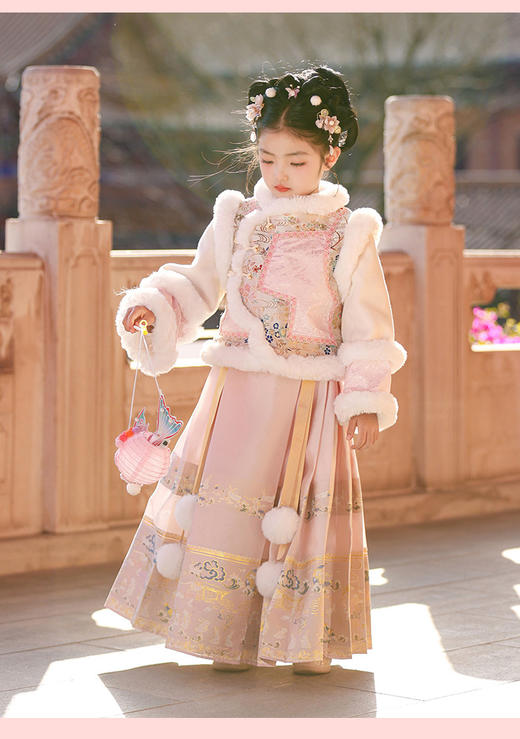 苏城纪【禧乐谣】2025新款儿童格格服汉服冬款马面裙套装：软萌到心巴！这粉糯拜年服直接戳中少女心🎀谁能拒绝满身毛绒的粉系汉服啊！ 商品图1