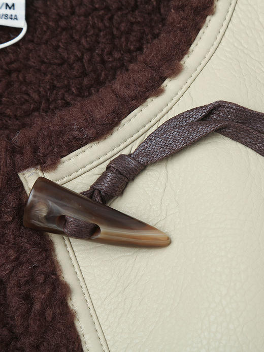 浅米色仿皮拼接深棕羊羔毛无袖马甲 圆领单排扣双口袋宽松休闲秋冬保暖叠穿复古背心 商品图3