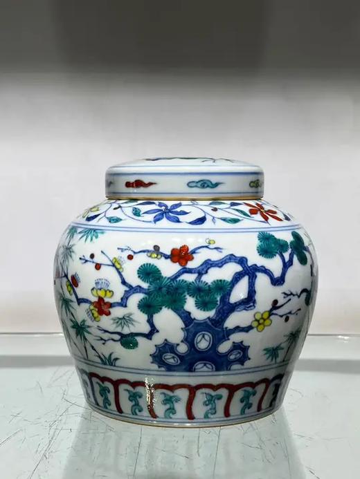 青花斗彩《松竹梅》盖罐 商品图0