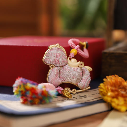 马年爆火！九华山祈福！九华山宋锦马上暴富挂件 甄选非遗宋锦 匠人手工裁片 四款纹样可选【3-5天工期】（xn） 商品图12