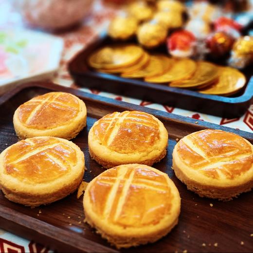 【甜久荟 法式布列塔尼酥饼 （原味9个独立包装+新年装饰）】与可丽饼并称法国布列塔尼的二大“名饼“ 追求超酥松的口感和漂亮的蕾丝边 百年法国宫廷名点  金色表皮酥香可口 人气超高的常温伴手礼和日常点心 商品图7