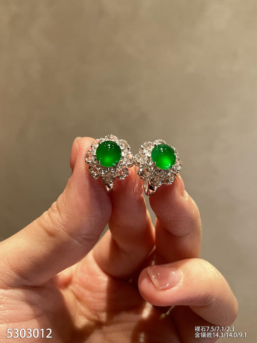 玻璃种艳绿蛋面耳钉【5303012】具体价格微信咨询 商品图2