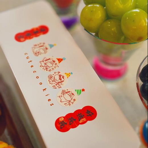 【甜久荟 法式布列塔尼酥饼 （原味9个独立包装+新年装饰）】与可丽饼并称法国布列塔尼的二大“名饼“ 追求超酥松的口感和漂亮的蕾丝边 百年法国宫廷名点  金色表皮酥香可口 人气超高的常温伴手礼和日常点心 商品图11