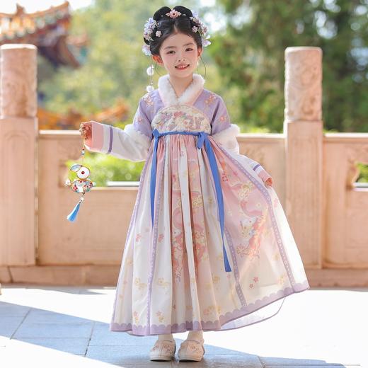 苏城纪【安澜】2025冬季新款中国风新中式拜年服：精致刺绣搭配紫色，清新淡雅的颜色冬日氛围感十足，仿佛冬日里的暖阳，温柔的包裹着孩子们的童真梦想 商品图1