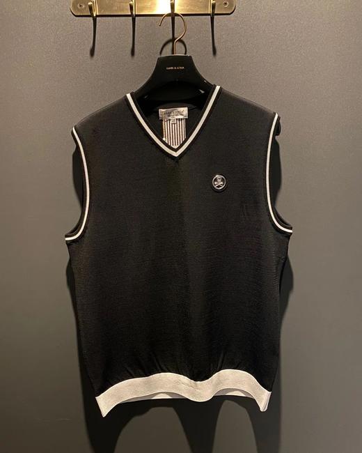 针织V领背心，很经典百搭，实用性非常高！一年四季就有三季可以穿，透气舒适的高密度纱线，单穿不扎肉，搭配打底衫或者长短T恤均可！ 商品图3