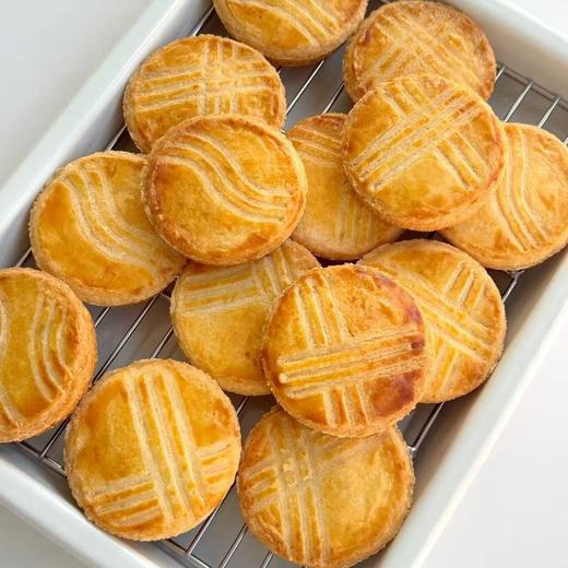 【甜久荟 法式布列塔尼酥饼 （原味9个独立包装+新年装饰）】与可丽饼并称法国布列塔尼的二大“名饼“ 追求超酥松的口感和漂亮的蕾丝边 百年法国宫廷名点  金色表皮酥香可口 人气超高的常温伴手礼和日常点心 商品图0