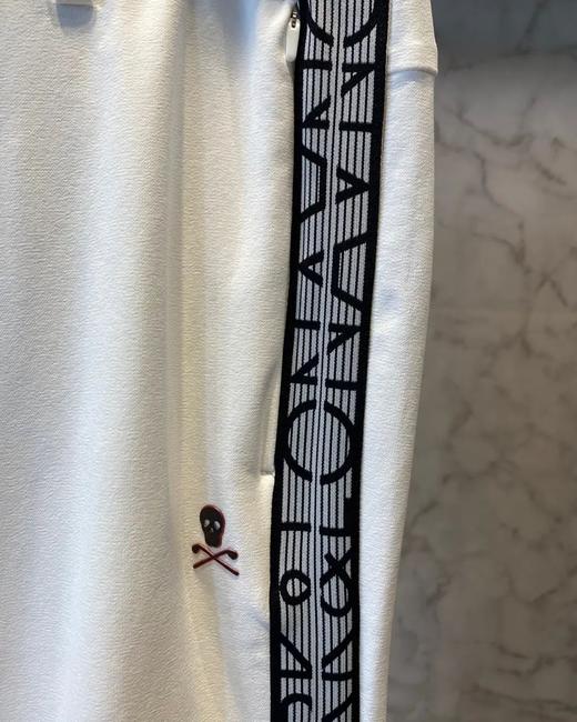 春季男士织带边长裤来了！海报宣传款，跟他家女士织带短裙可配情侣款！双侧特种机进口提花织带装饰，搭配隐形拉链，操作起来也是相当繁琐，车缝都要人工手钩藏入底部，面料弹力好不易皱，厚薄适中挺阔有型！ 商品图5