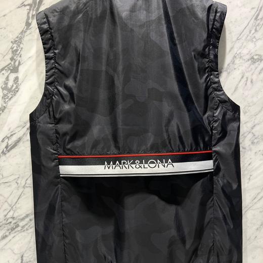 新款男士轻量级防水防风背心来了！高品质原厂出❗️不行了太好看了，设计太特别了，看起来薄薄的一件却能防水防风，功能性十足，个性时尚的特色印花图案，真的很飒。 商品图2