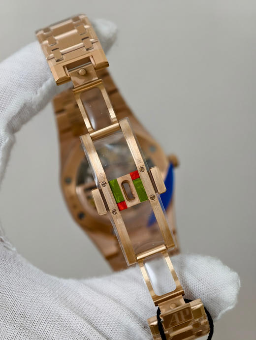 ZF.factory新作—AP爱彼皇家橡树系列16024—腕间的机械诗篇，奢华与工艺的共鸣！
【壳套】高辨识度的八角形39MM表壳，采用先进的CNC数控加工技术对精钢原料进行初步切割与塑形❗️❗️❗️ 商品图9