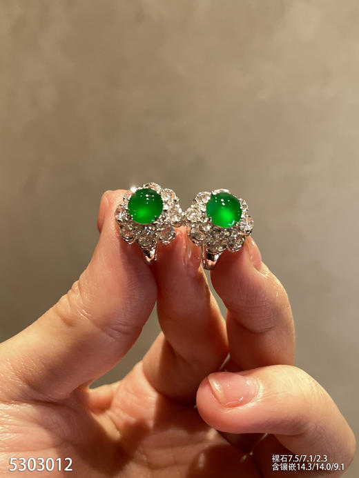 玻璃种艳绿蛋面耳钉【5303012】具体价格微信咨询 商品图1