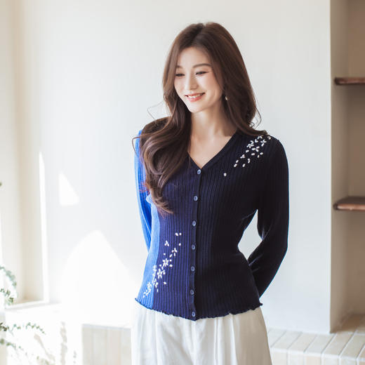 【林栖设计小店】【林栖推荐】蓝色落英缤纷多色拼接绵羊毛针织绣花开衫N1961361 商品图2