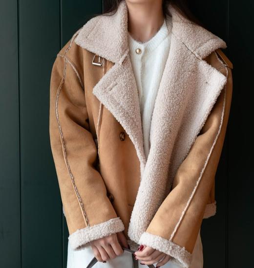 软fufu的复古松弛感吼吼看【LONGNVFAIR “双面奶糖”翻领羊羔毛皮毛一体外套】 是自带复古滤镜的皮毛一体外套❗️不管是圣诞市集的暖光里还是新年聚会的烟火下，裹上它，暖与型都能稳稳拿捏 商品图4