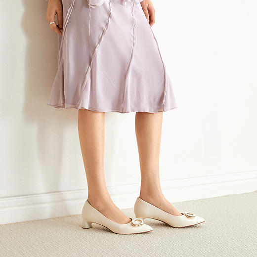 千百度裸色尖头粗高跟鞋女2026春季新款通勤舒适小皮鞋浅口单鞋A26125078 商品图1