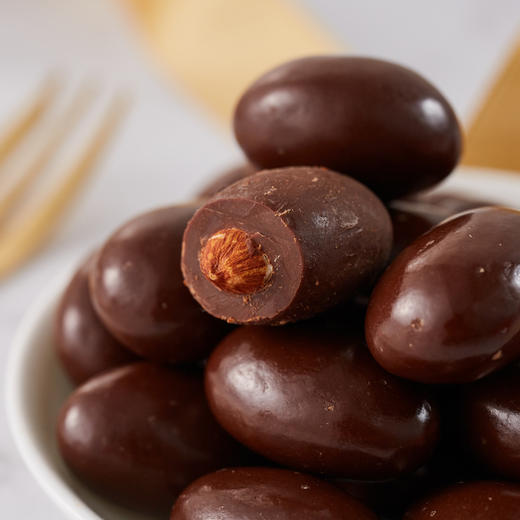 【真材实料直火烘焙❗️酥脆醇香精美包装】meiji明治巴旦木坚果夹心黑巧克力涂层可可脂80g*盒喜铺零食。jc 商品图1