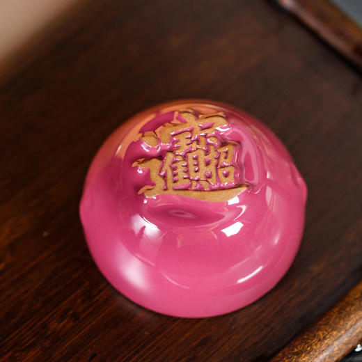 问鼎哥窑传世哥窑招财进宝战鼓杯（胭脂红） 商品图0
