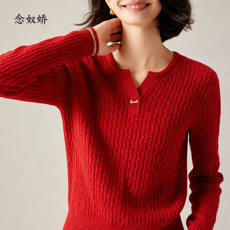【商场同款】CNK4982 “魅力绞花毛衫”喜庆中国红 经典H版型 松弛有度 圆V领型视觉拉长颈部线条 精致造型金属扣 软糯亲肤毛衣