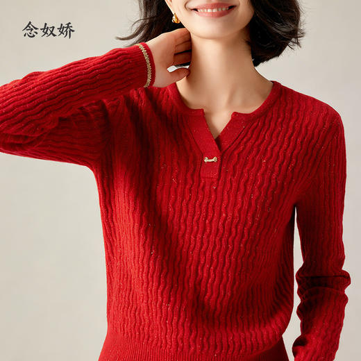 【商场同款】CNK4982 “魅力绞花毛衫”喜庆中国红 经典H版型 松弛有度 圆V领型视觉拉长颈部线条 精致造型金属扣 软糯亲肤毛衣 商品图0