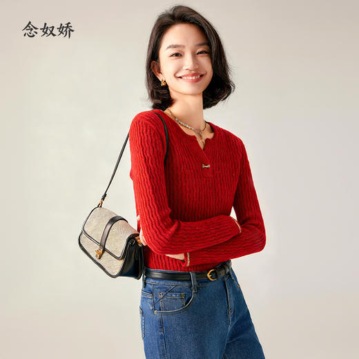 【商场同款】CNK4982 “魅力绞花毛衫”喜庆中国红 经典H版型 松弛有度 圆V领型视觉拉长颈部线条 精致造型金属扣 软糯亲肤毛衣 商品图2