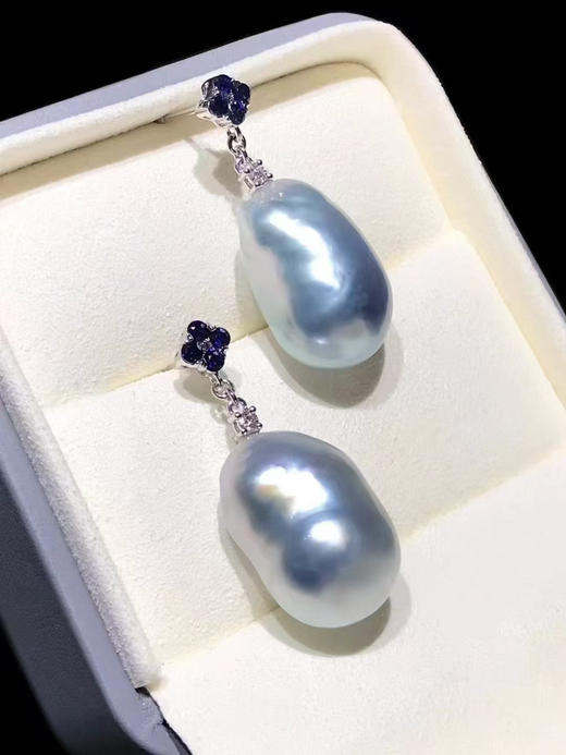 【私席真珠·新年盛宴】18K金镶钻/蓝宝南洋白珍珠耳针，13-14mm巴洛克（孤品） 商品图0