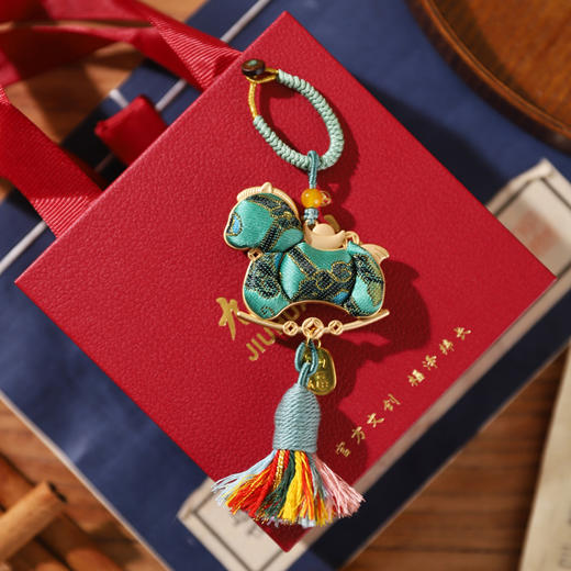 马年爆火！九华山祈福！九华山宋锦马上暴富挂件 甄选非遗宋锦 匠人手工裁片 四款纹样可选【3-5天工期】（xn） 商品图0