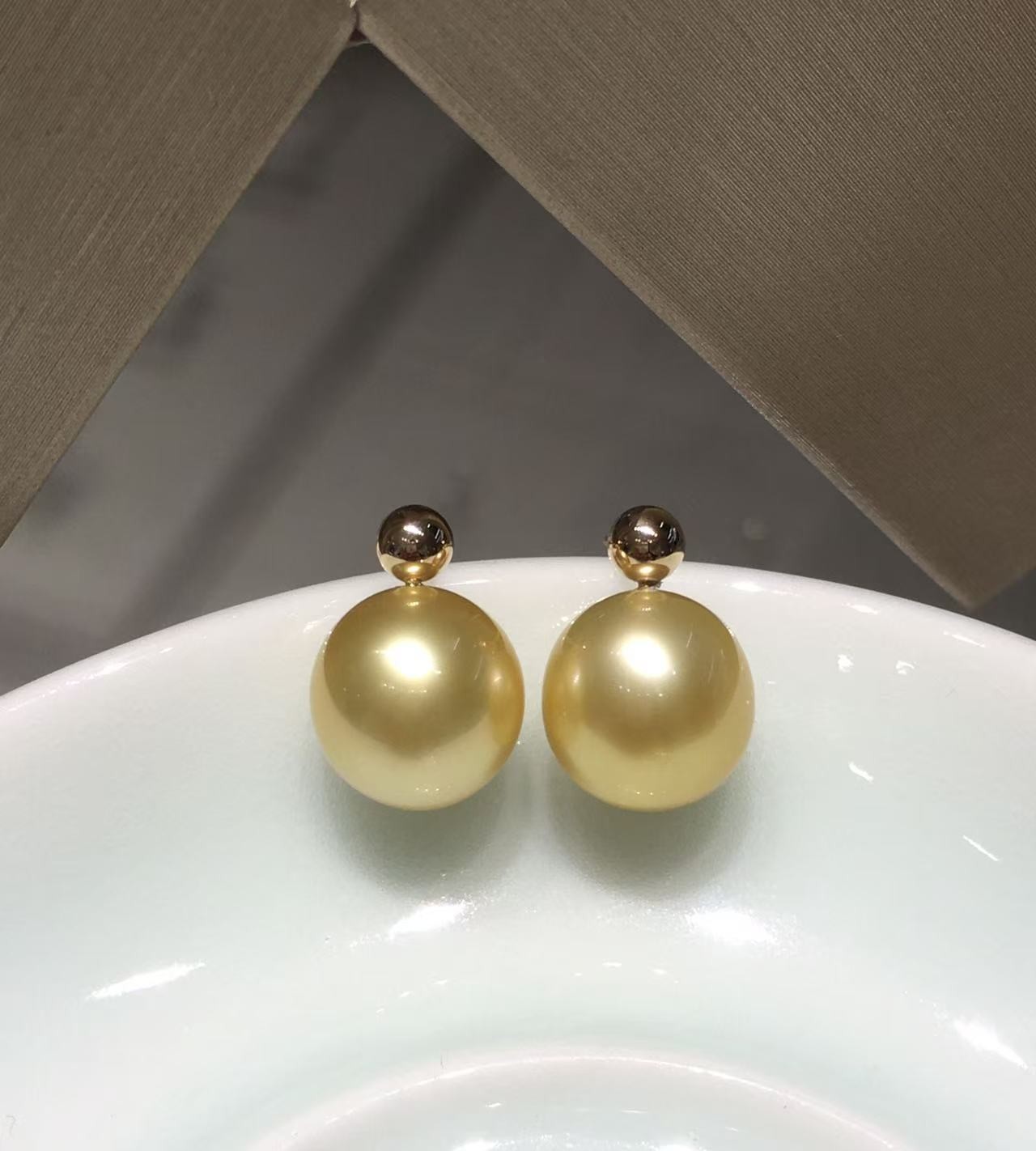 【私席真珠·新年盛宴】18k金镶南洋金珍珠耳针 9-10mm 椭圆