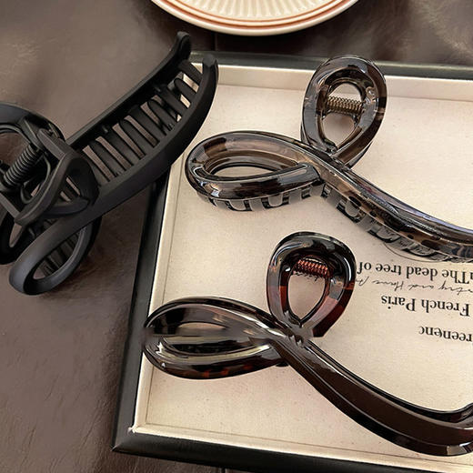 【稳固不易滑落❗️造型搭配神器】高级感气质早秋抓夹女新款简约百搭后脑勺盘发鲨鱼夹发夹头饰品。jc 商品图1