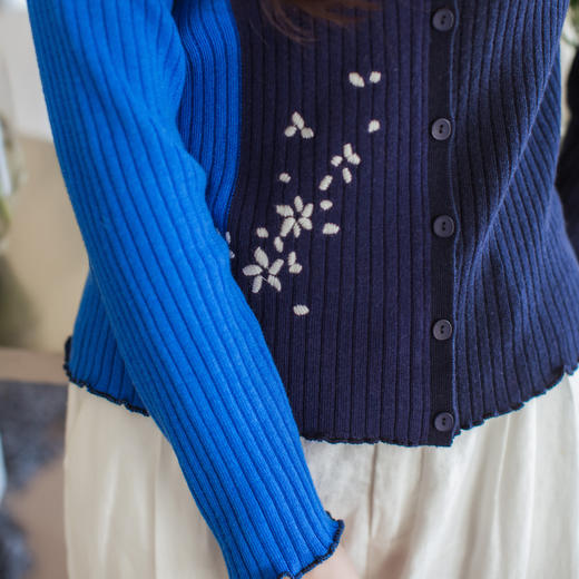 【林栖设计小店】【林栖推荐】蓝色落英缤纷多色拼接绵羊毛针织绣花开衫N1961361 商品图8