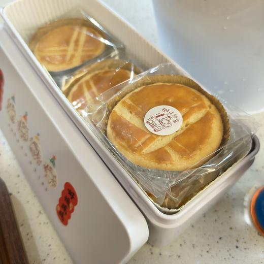 【甜久荟 法式布列塔尼酥饼 （原味9个独立包装+新年装饰）】与可丽饼并称法国布列塔尼的二大“名饼“ 追求超酥松的口感和漂亮的蕾丝边 百年法国宫廷名点  金色表皮酥香可口 人气超高的常温伴手礼和日常点心 商品图6