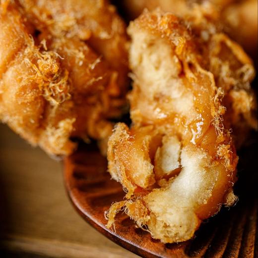 【肉松红糖麻花】一口酥脆满肉香，清甜不腻土红糖，酥脆不硌牙，肉松香更浓，红糖甜而不腻，精选优质猪肉松，其纤维蓬松、根根分明，让足量的肉松在麻花拧结时便被牢牢锁入每一层面丝之中，配料干净。 商品图3