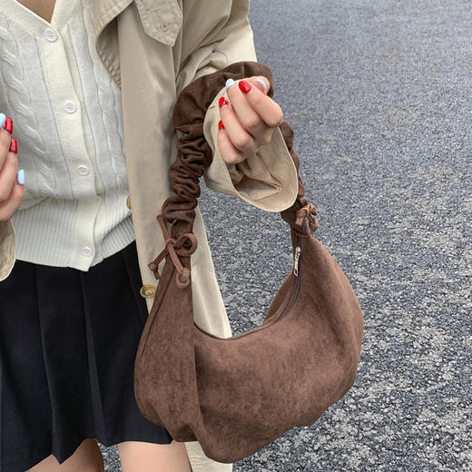 ✨秋冬的浪漫，从一只麂皮绒腋下包开始～【褶皱月亮包235】💖这款2025新款，简直是通勤女孩的救星！大容量设计，装下笔记本、化妆品统统不在话下，斜挎单肩随心切换，走路都带风💨 商品图3