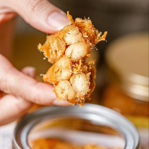 【肉松红糖麻花】一口酥脆满肉香，清甜不腻土红糖，酥脆不硌牙，肉松香更浓，红糖甜而不腻，精选优质猪肉松，其纤维蓬松、根根分明，让足量的肉松在麻花拧结时便被牢牢锁入每一层面丝之中，配料干净。 商品图1