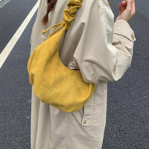 ✨秋冬的浪漫，从一只麂皮绒腋下包开始～【褶皱月亮包235】💖这款2025新款，简直是通勤女孩的救星！大容量设计，装下笔记本、化妆品统统不在话下，斜挎单肩随心切换，走路都带风💨 商品图1