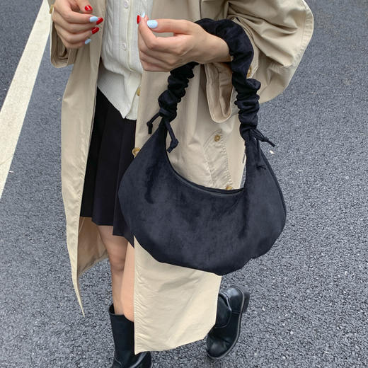 ✨秋冬的浪漫，从一只麂皮绒腋下包开始～【褶皱月亮包235】💖这款2025新款，简直是通勤女孩的救星！大容量设计，装下笔记本、化妆品统统不在话下，斜挎单肩随心切换，走路都带风💨 商品图2