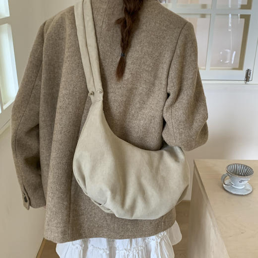 ✨秋冬的浪漫，从一只麂皮绒腋下包开始～【褶皱月亮包235】💖这款2025新款，简直是通勤女孩的救星！大容量设计，装下笔记本、化妆品统统不在话下，斜挎单肩随心切换，走路都带风💨 商品图4