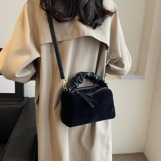 ✨可斜挎可手提，简直是秋冬穿搭的质感王炸！【麂皮绒小方包3031】💖复古绒面自带高级滤镜，轻松为你的每一套look注入时髦氛围，出街回头率拉满～ 商品图3