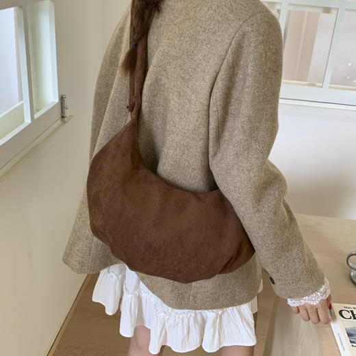 ✨秋冬的浪漫，从一只麂皮绒腋下包开始～【褶皱月亮包235】💖这款2025新款，简直是通勤女孩的救星！大容量设计，装下笔记本、化妆品统统不在话下，斜挎单肩随心切换，走路都带风💨 商品图5