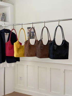 ✨复古磨砂托特包，背出高级感～【极简托特包1066 】💖最近通勤背这只复古磨砂托特包，真的超有感觉，日常装电脑、钱包、水杯完全没问题，容量刚刚好