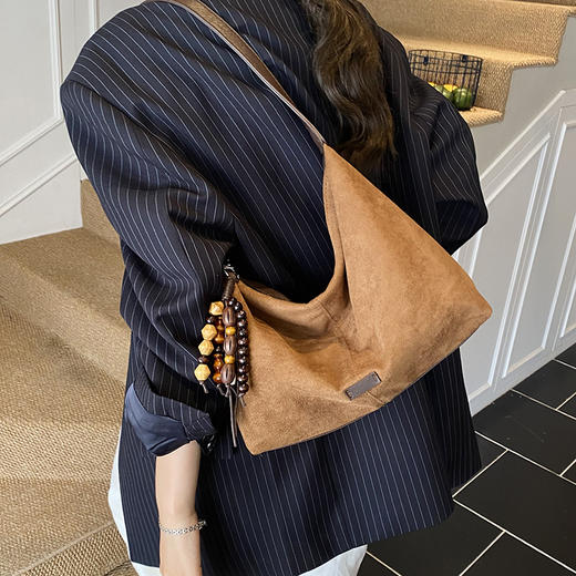✨这块麂皮单肩包的质地软fufu的，摸起来像云朵一样舒服～【麂皮绒饭盒包送挂件6052  】💖一背上身直接慵懒感拉满！搭配木质珠串装饰，瞬问给整体增加了自然系的文艺感，一点都不单调！💨 商品图2