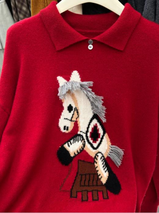 🥰【元气小马重工刺绣新年款POL0领羊毛衫8528】一眼爱上的重工毛衣针织衫！💖很适合节日的一款红色毛衣呀🥳拿在手里都感觉节日氛围感满满~喜气洋洋的 商品图2
