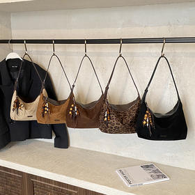 ✨这块麂皮单肩包的质地软fufu的，摸起来像云朵一样舒服～【麂皮绒饭盒包送挂件6052  】💖一背上身直接慵懒感拉满！搭配木质珠串装饰，瞬问给整体增加了自然系的文艺感，一点都不单调！💨