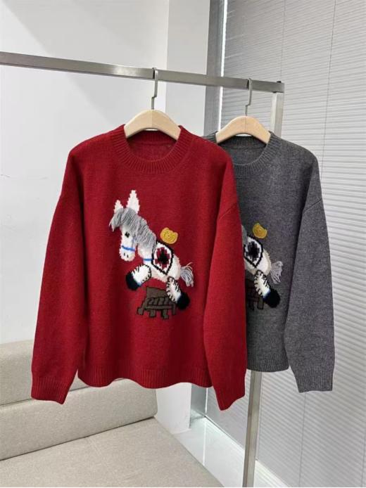 🥰【元气小马重工刺绣新年款羊毛衫92119】✅  宽松的版型设计不挑人穿~既能包容腰腹赘肉又不会显得臃中拖沓✅  一眼爱上的重工毛衣针织衫！ 马到成功，马年必备！ 商品图1