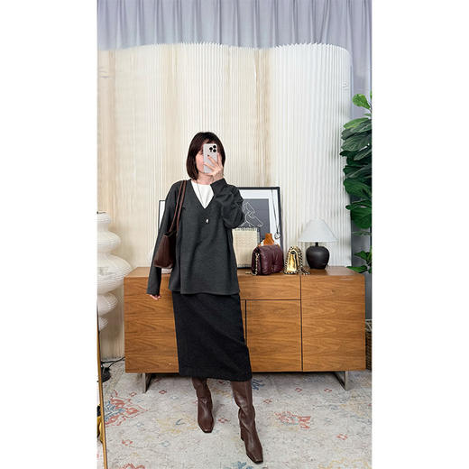 Maggie秀场 可机洗假两件长袖宽松T恤 深V拼接圆领 软糯保暖 极简大气风格 商品图1